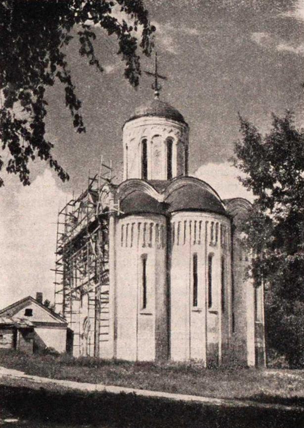 Рис. 9. Дмитриевский собор 1194—1197 гг. во Владимире в процессе реставрации