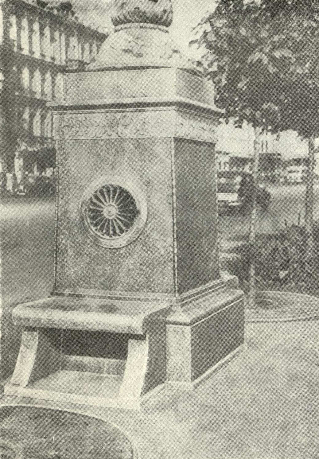 Рис. 1. Скамья у фонаря, г. Киев.