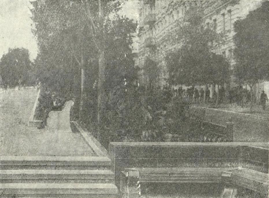 Рис. 2. Скамьи на Бульваре Тараса Шевченко и у памятника В. И. Ленину, г. Киев.