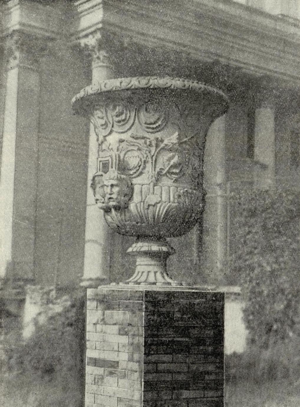 Рис. 2. Ваза из песчаника, г. Гомель.