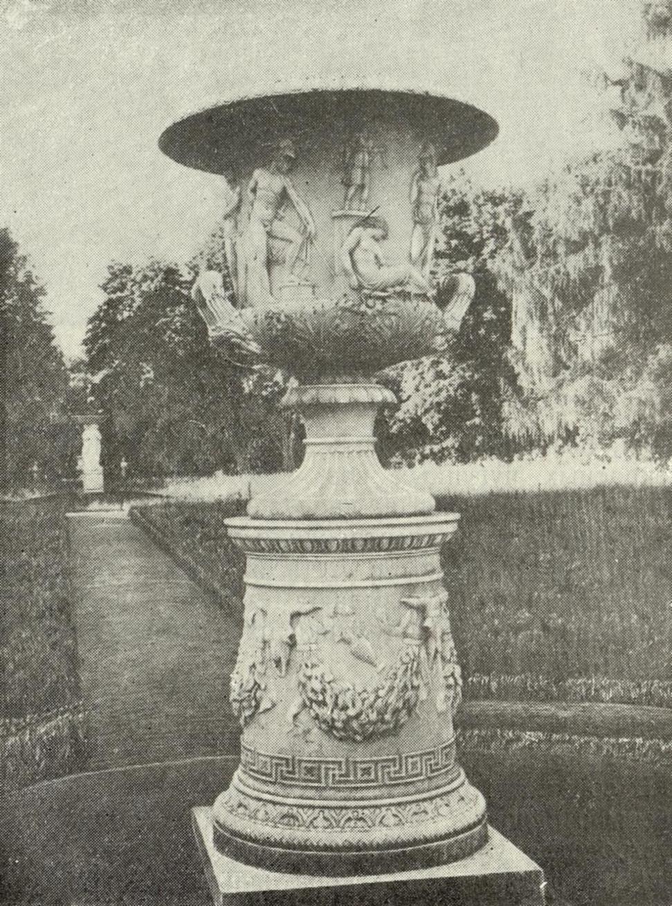 Рис. 3. Ваза с постаментом, усадьба — Музей Останкино, конец XVIII в.