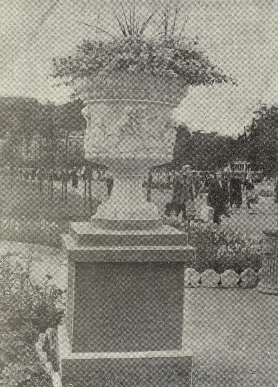 Рис. 4. Ваза с посаженными в ней драценой и гнофалиумом, г. Киев.