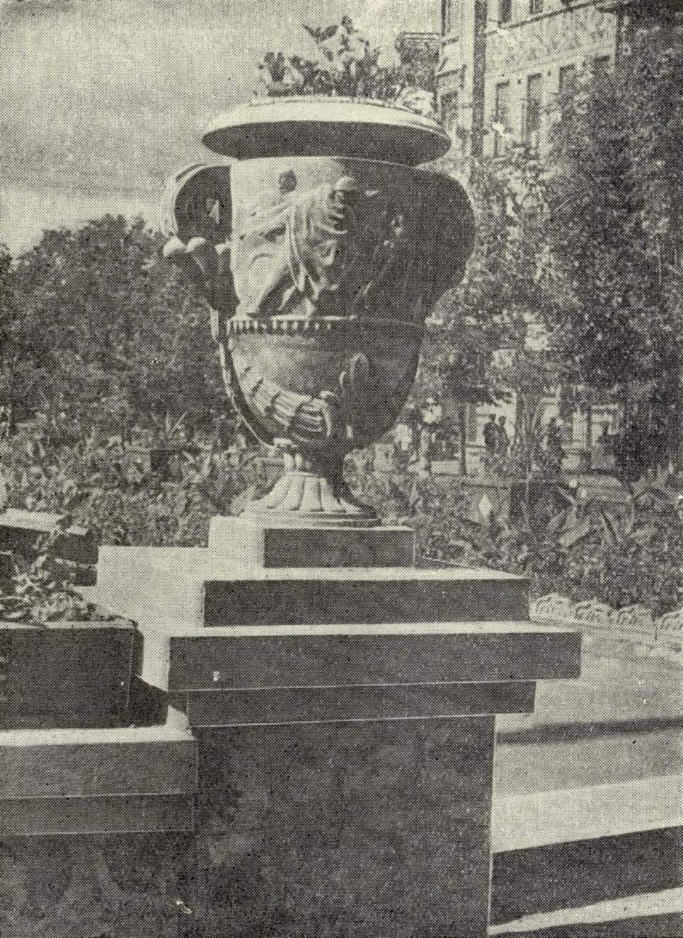 Рис. 5. Ваза на подпорной стенке, г. Киев.