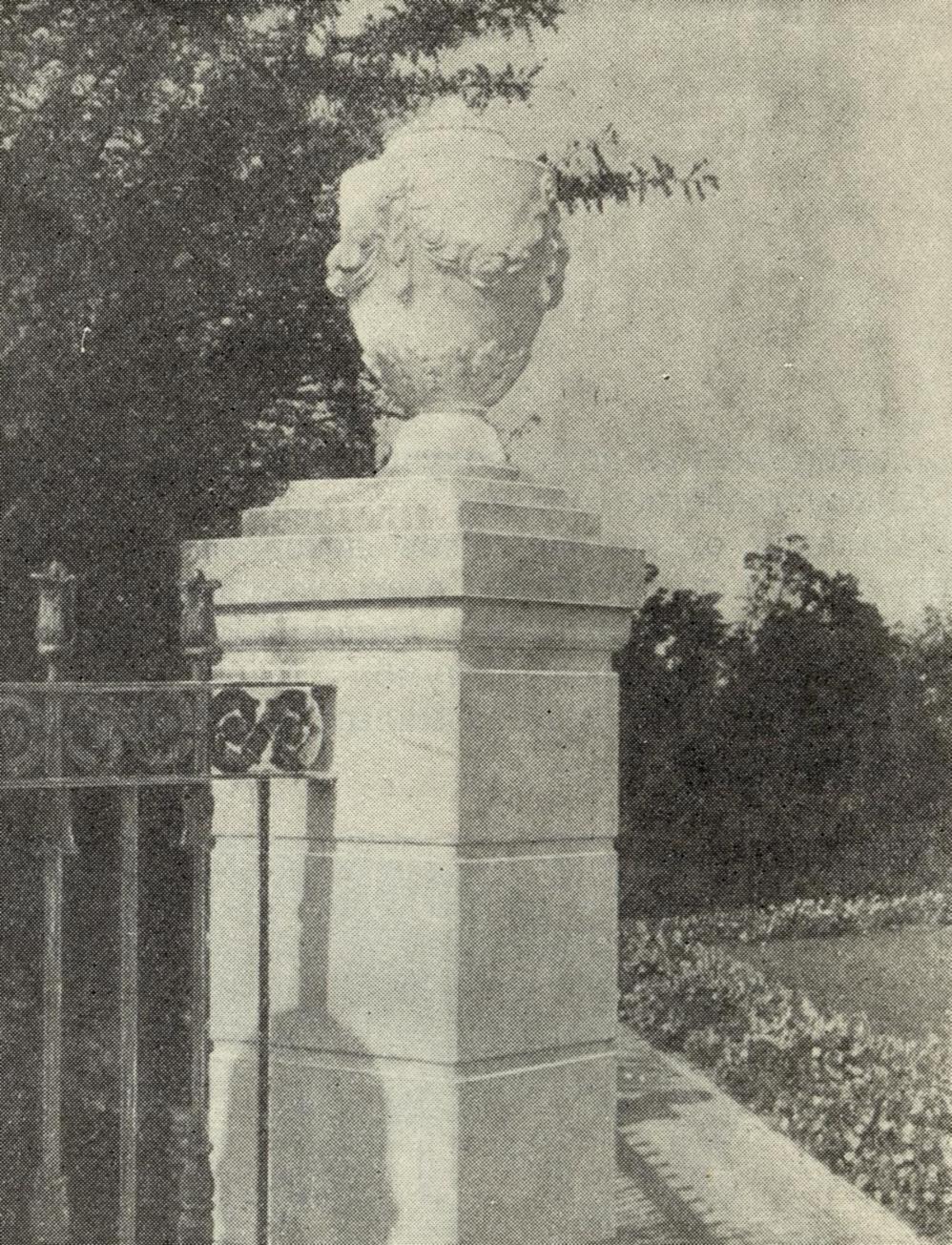 Рис. 6. Ваза на столбе ограждения, г. Киев, стадион «Динамо».