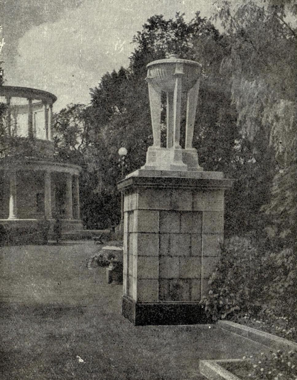 Рис. 10. Ваза у входа в парк, г. Киев.