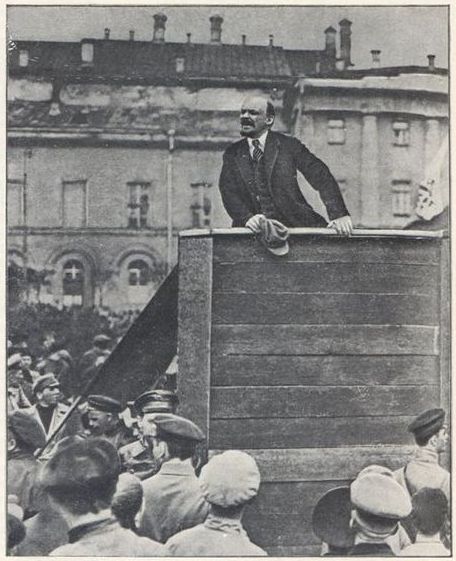 1. В. И. Ленин, выступающий на площади Свердлова перед войсками, отправляющимися на фронт, 5 мая 1920 г. Фотография, использованная для монтажа Лисицким, в сб. «Ленин в фотоискусстве». М., 1969, с. 148