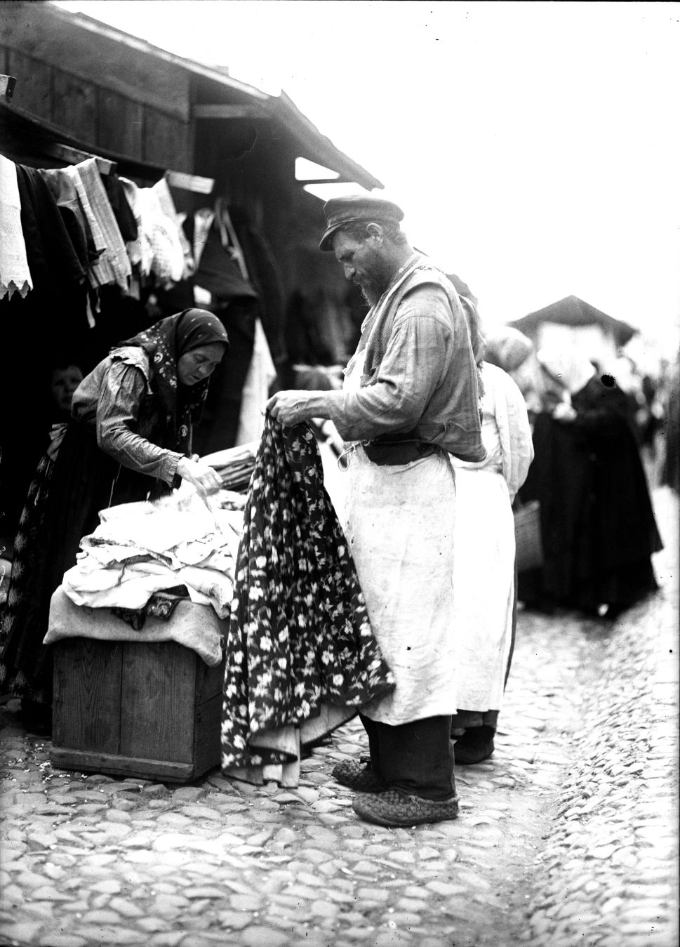 Торговля тряпьем. Негатив. Москва. Конец XIX — начало XX века. Государственное бюджетное учреждение культуры города Москвы «Музейное объединение «Музей Москвы»