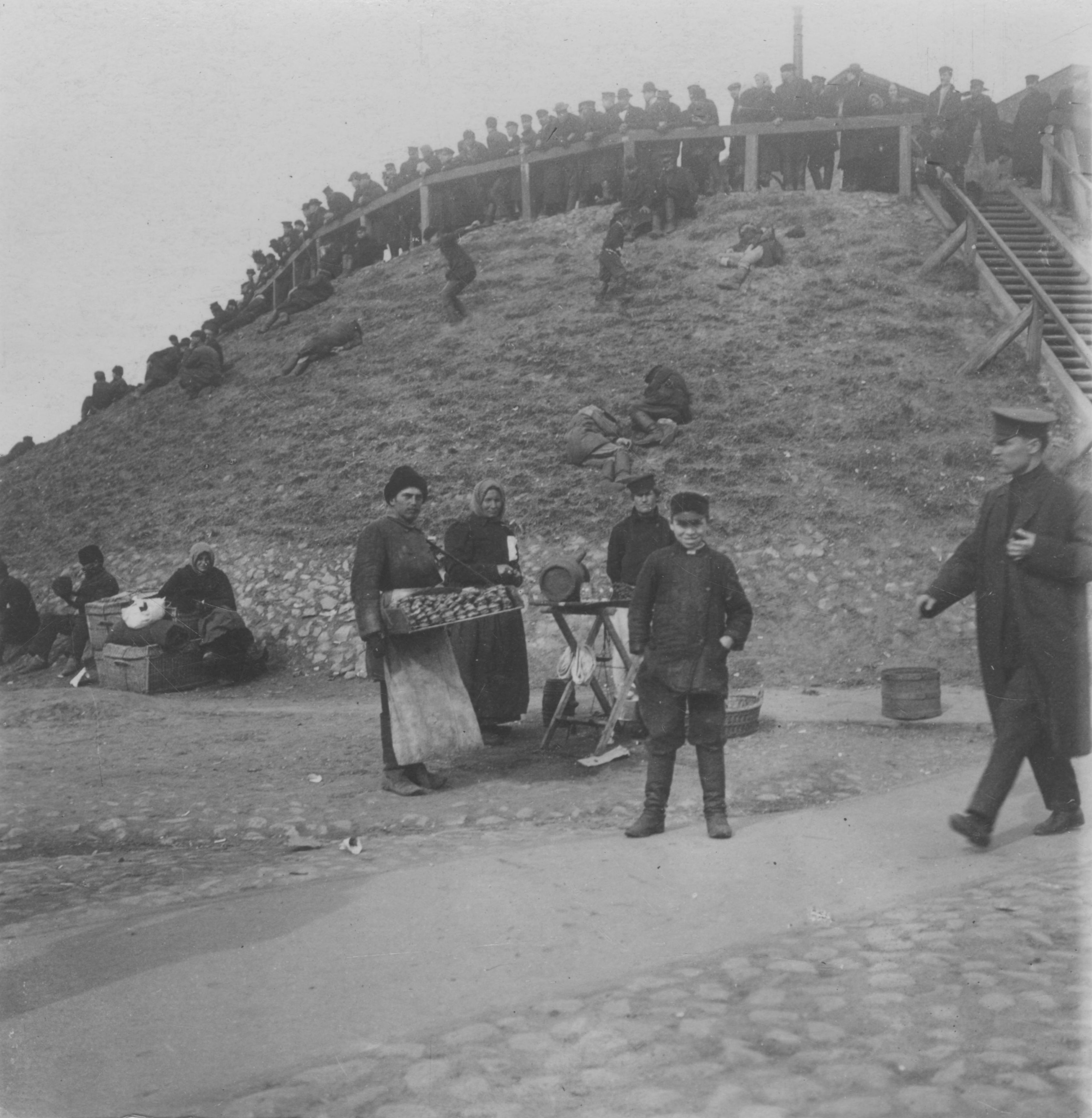У Воронухиной горы. Торговцы едой. 1900-е гг. Москва. Государственное бюджетное учреждение культуры города Москвы «Музейное объединение «Музей Москвы»