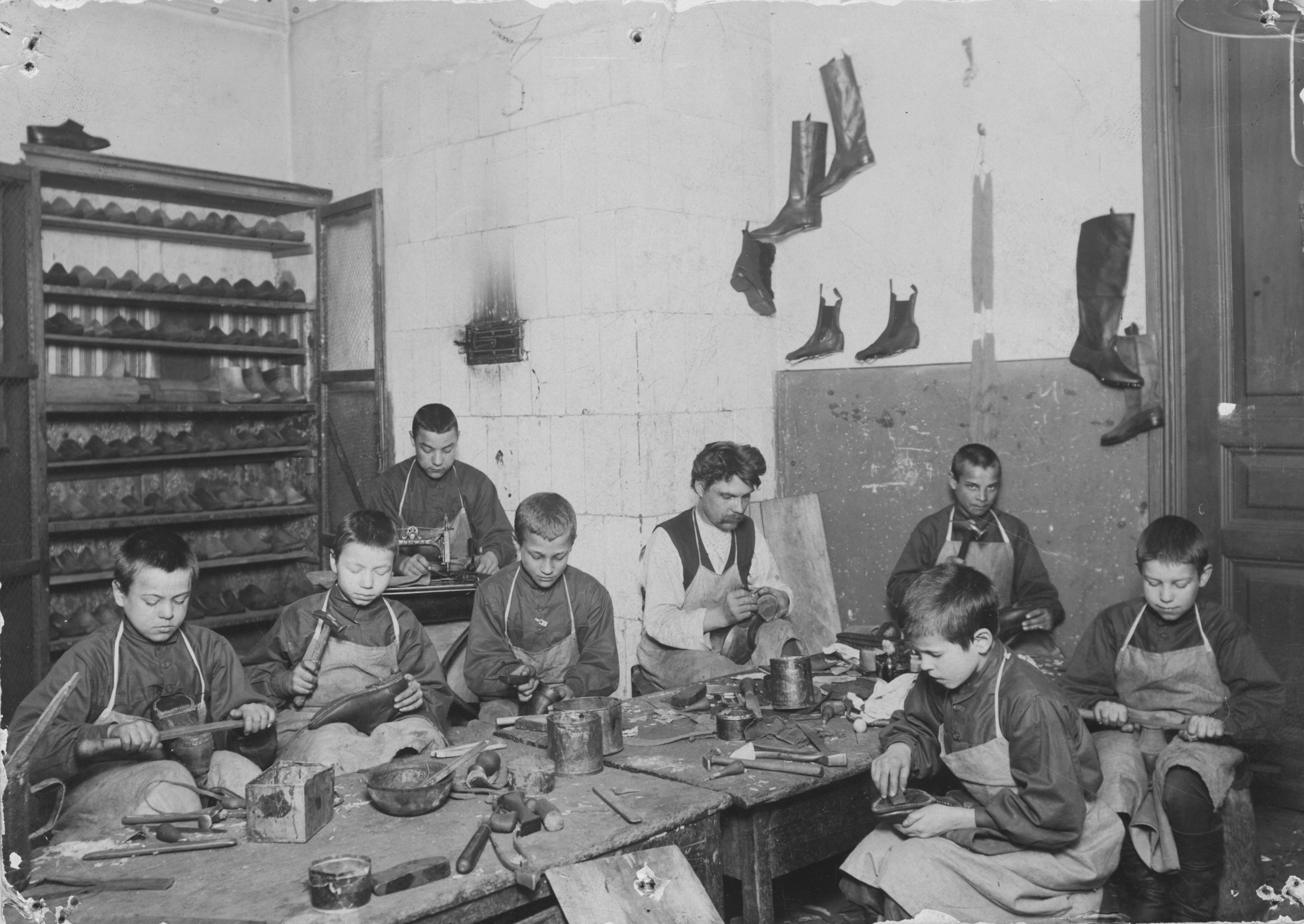 Долгоруковское ремесленное училище, сапожная мастерская. Москва. 1900-е гг. Государственное бюджетное учреждение культуры города Москвы «Музейное объединение «Музей Москвы»