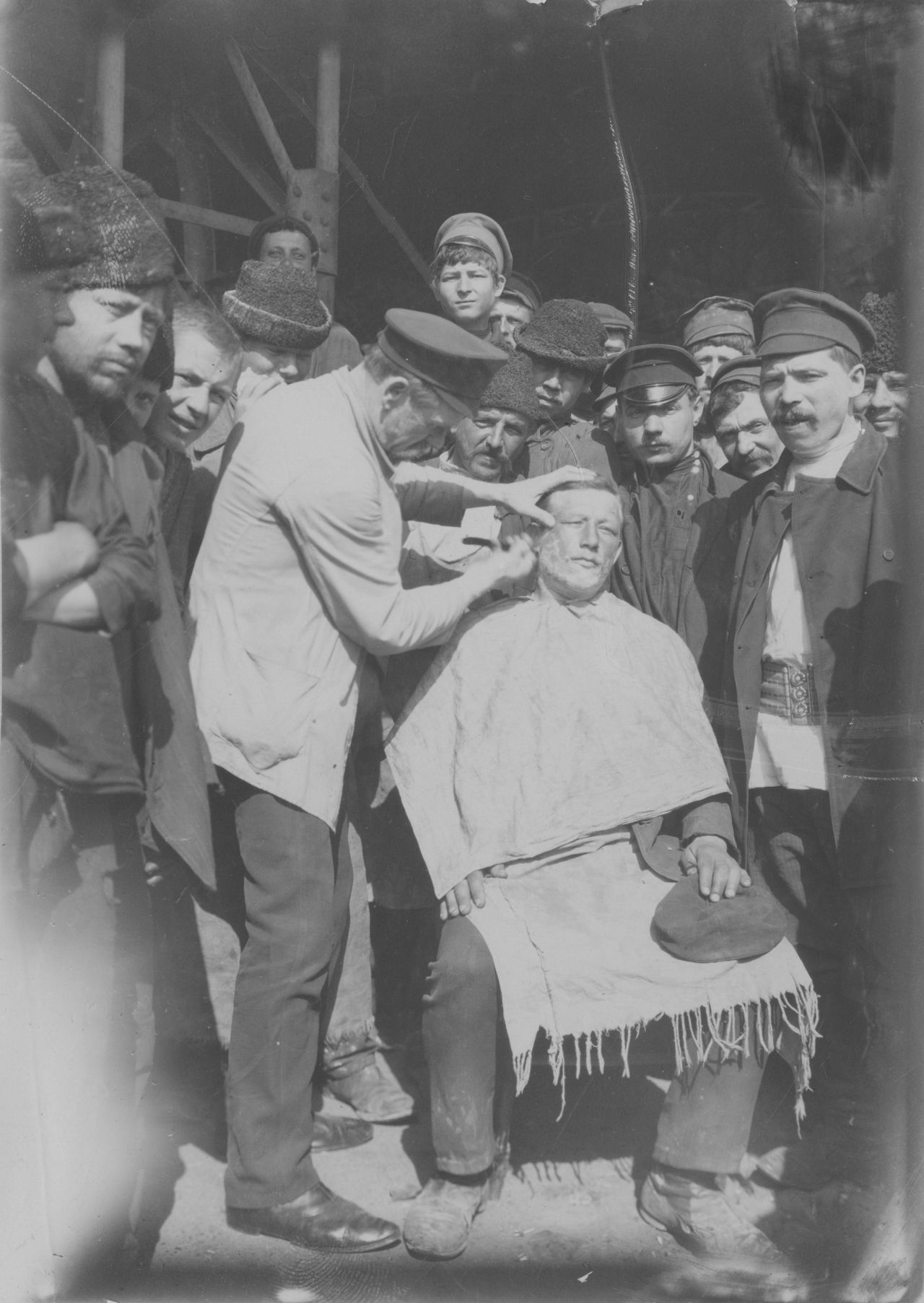 Альбом фотографий «Хитровка». Уличный брадобрей. Москва. 1900—1914 гг. Государственное бюджетное учреждение культуры города Москвы «Музейное объединение «Музей Москвы»