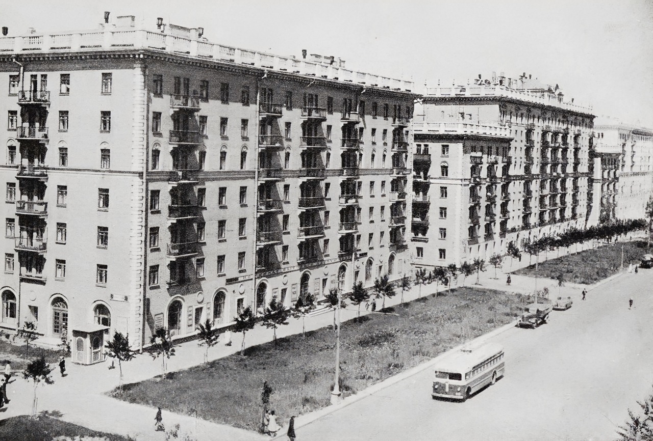 Жилые дома на Ново-Песчаной улице в Москве. Фото из журнала «Архитектура СССР», № 12 за 1955 г.