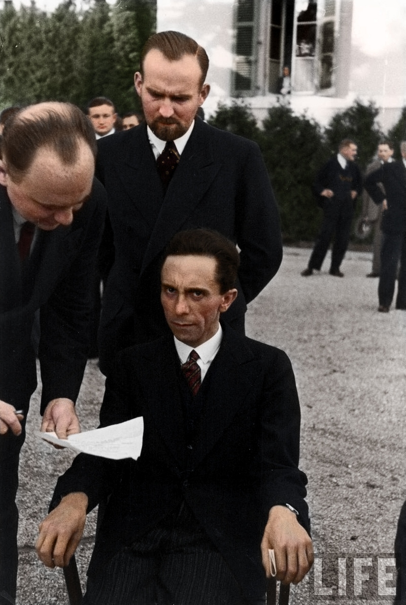 Министр пропаганды Йозеф Геббельс смотрит с неодобрением на фотографа Альфреда Айзенштадта (Alfred Eisenstaedt), видимо опознав в нём еврея. На конференции Лиги Наций в 1933
