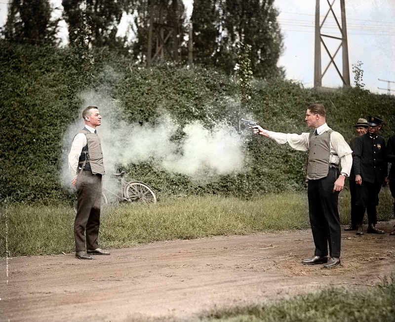 Мёрфи (W.H. Murphy) и его ассистент демонстрируют пуленепробиваемый жилет. 13 октября 1923 года