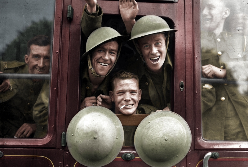 Британские солдаты бодро и весело отправляются на западный фронт. Англия, 20 сентября 1939 года