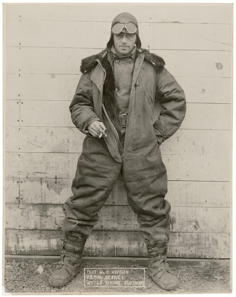 Пилот Уильям Дикий Билл Хопсон в зимней лётной униформе Почтовой службы США. 1926
