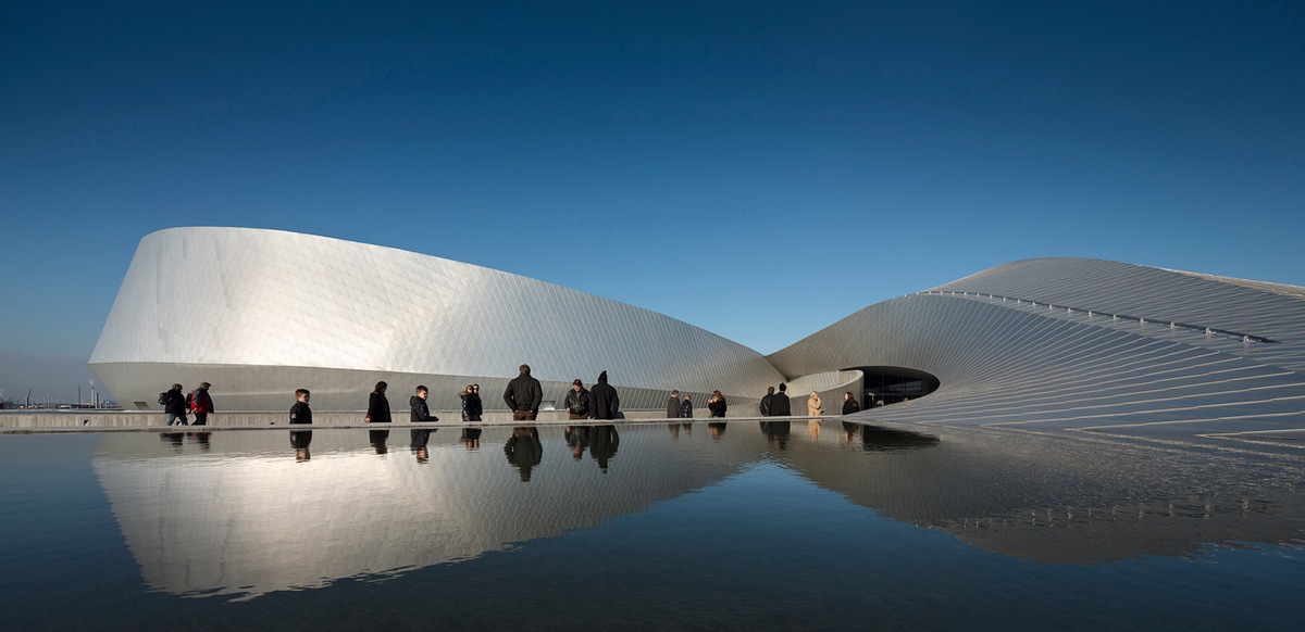 Первое место в категории «Выставки». Океанариум Blue Planet в Дании. Здание, построенное архитектором Адамом Мерком из компании 3XN, стоит в Копенгагене, на возвышенности, откуда открывается вид на море.