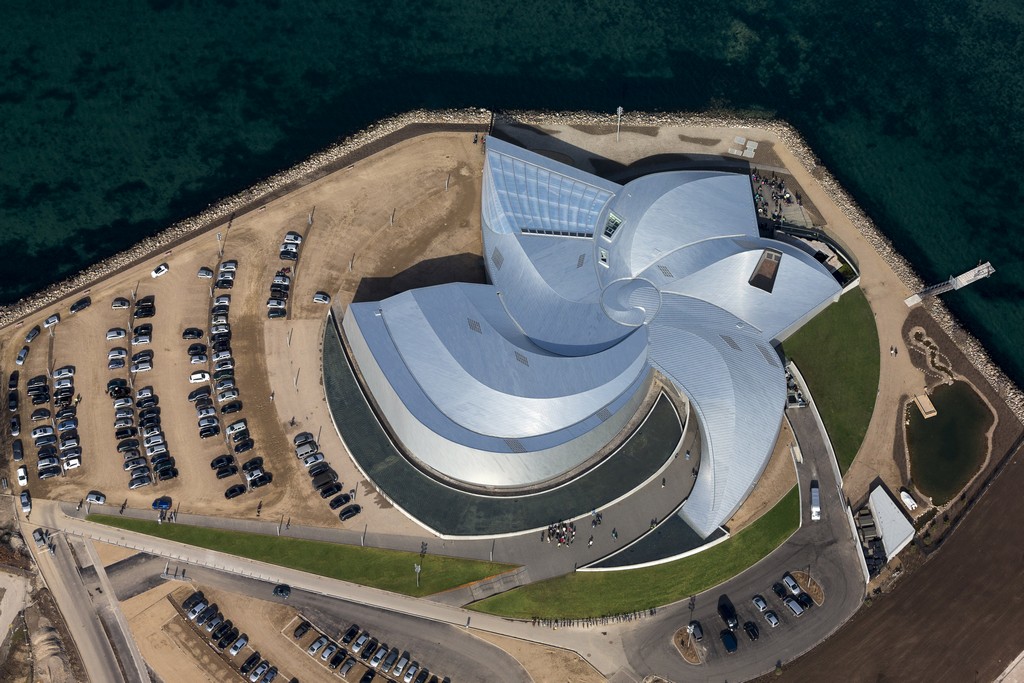 Первое место в категории «Выставки». Океанариум Blue Planet в Дании. Здание, построенное архитектором Адамом Мерком из компании 3XN, стоит в Копенгагене, на возвышенности, откуда открывается вид на море.