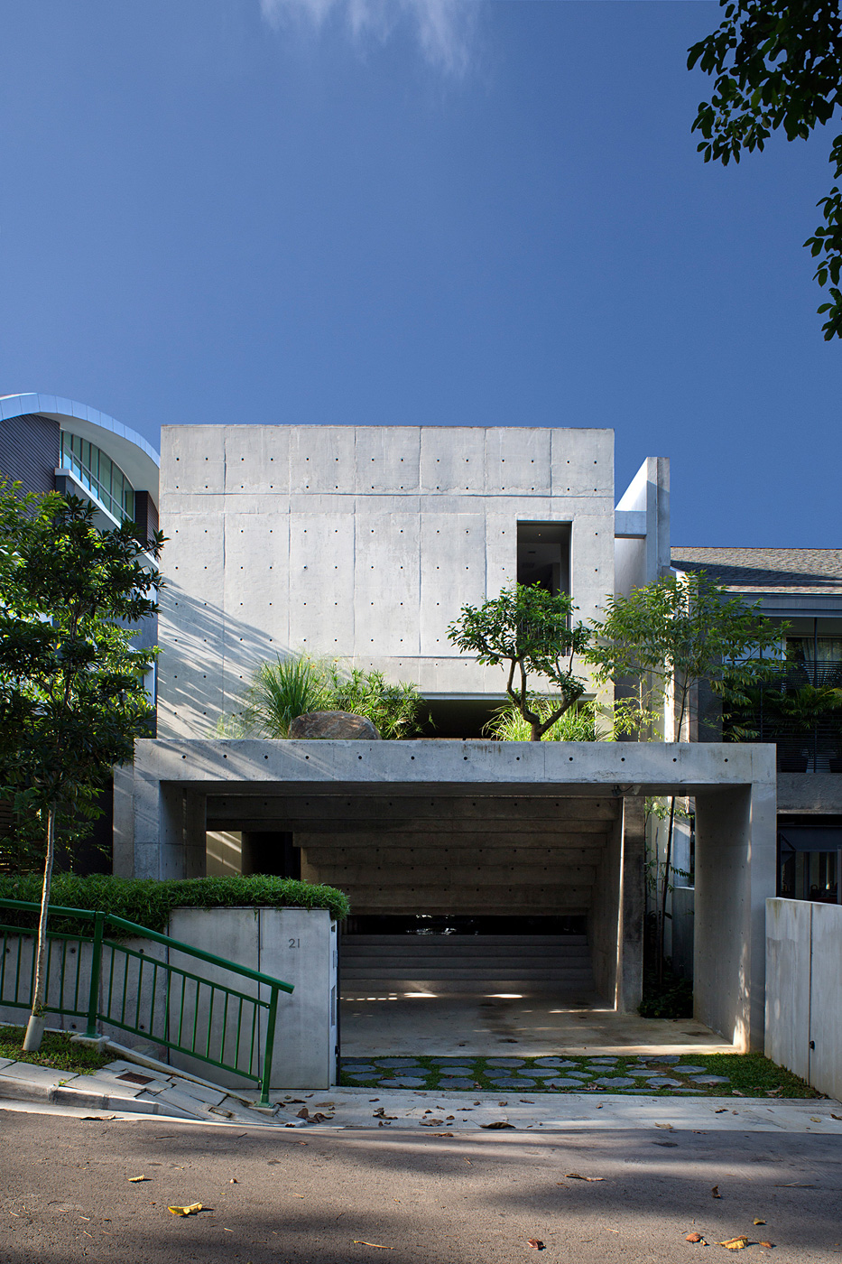 Первое место в категории «Вилла». Здание Namly House, построенное в Сингапуре архитектором Альбертом Лимом и проектным бюро Chang Architects. Авторам было заказано здание из железобетона с верандой, на которой можно было бы отдыхать и любоваться природой.