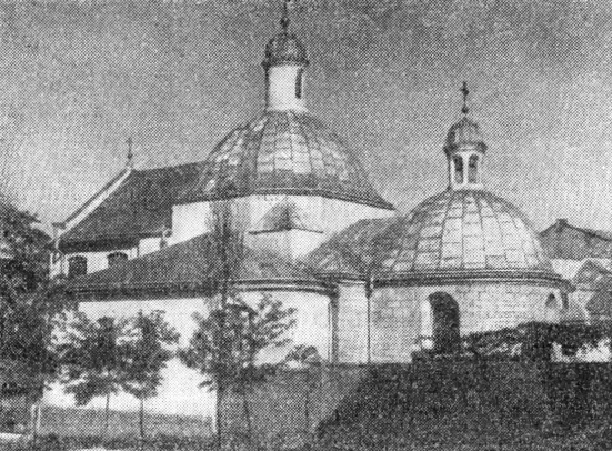 32. Львов. Церковь Николая, конец XIII в. (общий вид с юго-востока)