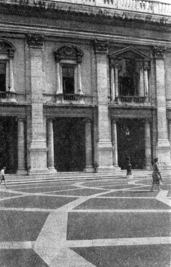 17. Рим. Капитолий. Один из боковых портиков (Виньола) и фрагмент фасада музея
