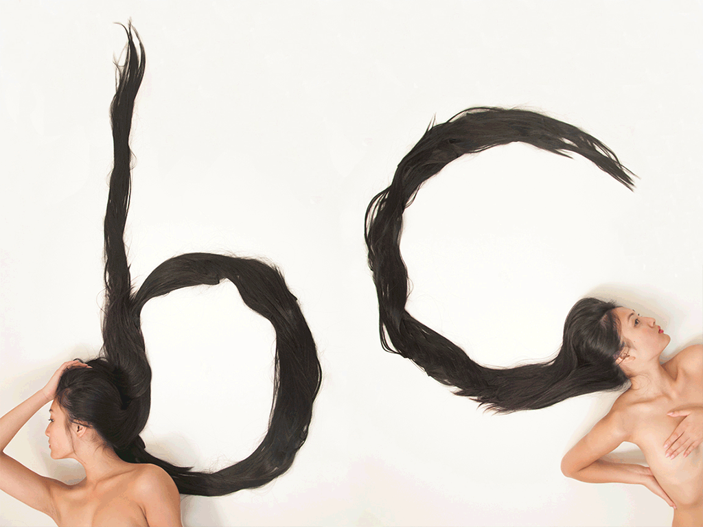 алфавит из волос и тела обнаженной модели