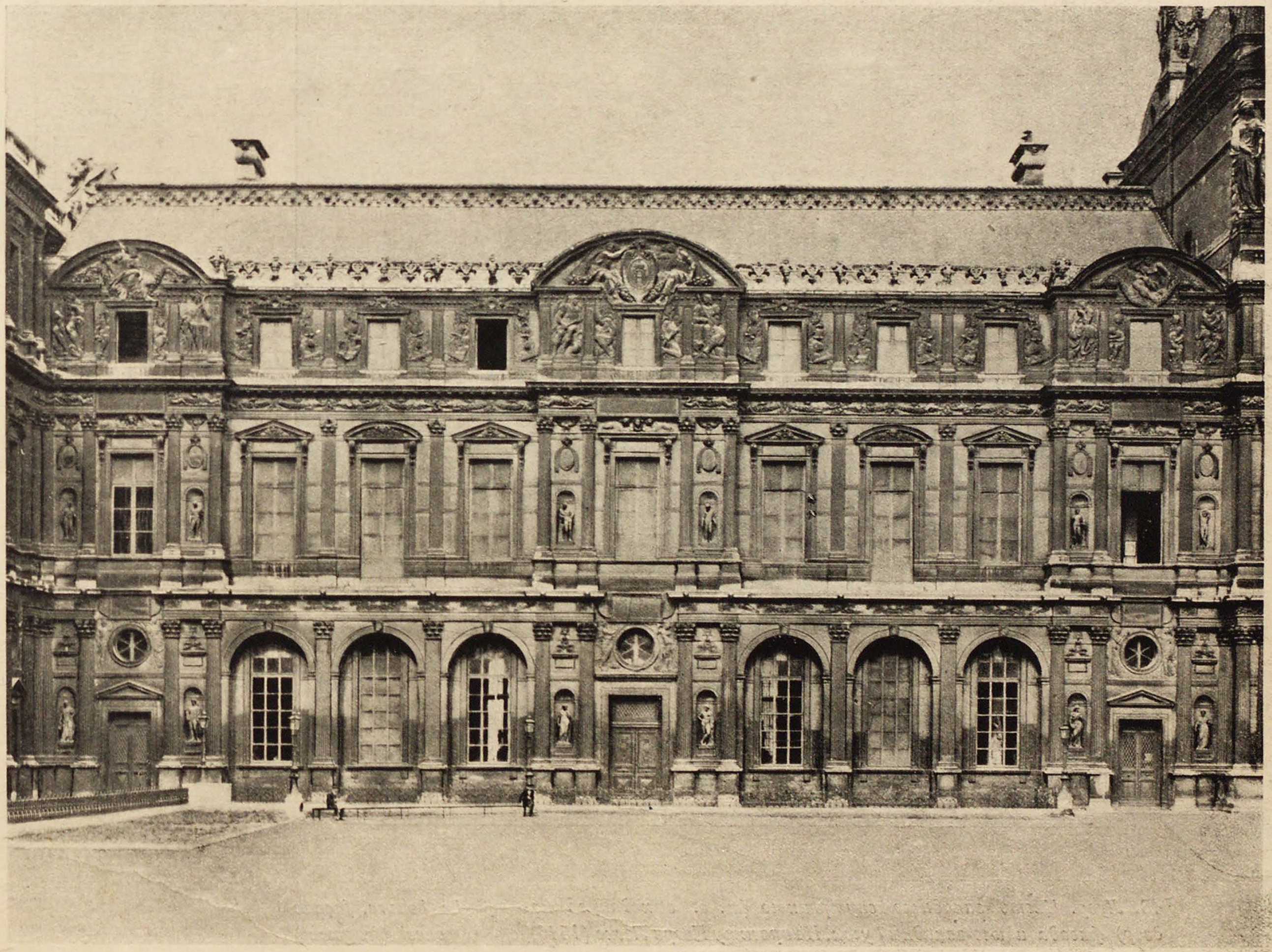 42. Лувр. Часть западного внутреннего (т. е. выходящего на двор) фасада и юго-западный угол. По проекту Пьера Леско (1546). Le Louvre, façade ouest