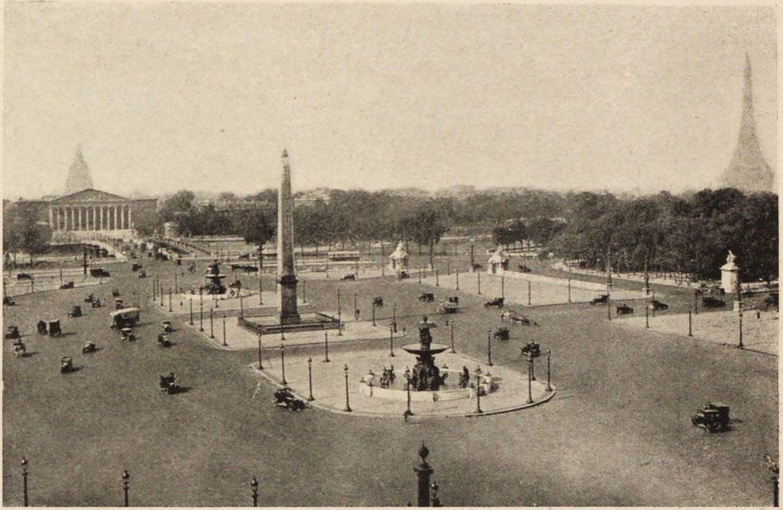 104. Площадь Согласия, вид в сторону юга. La place de la Concorde