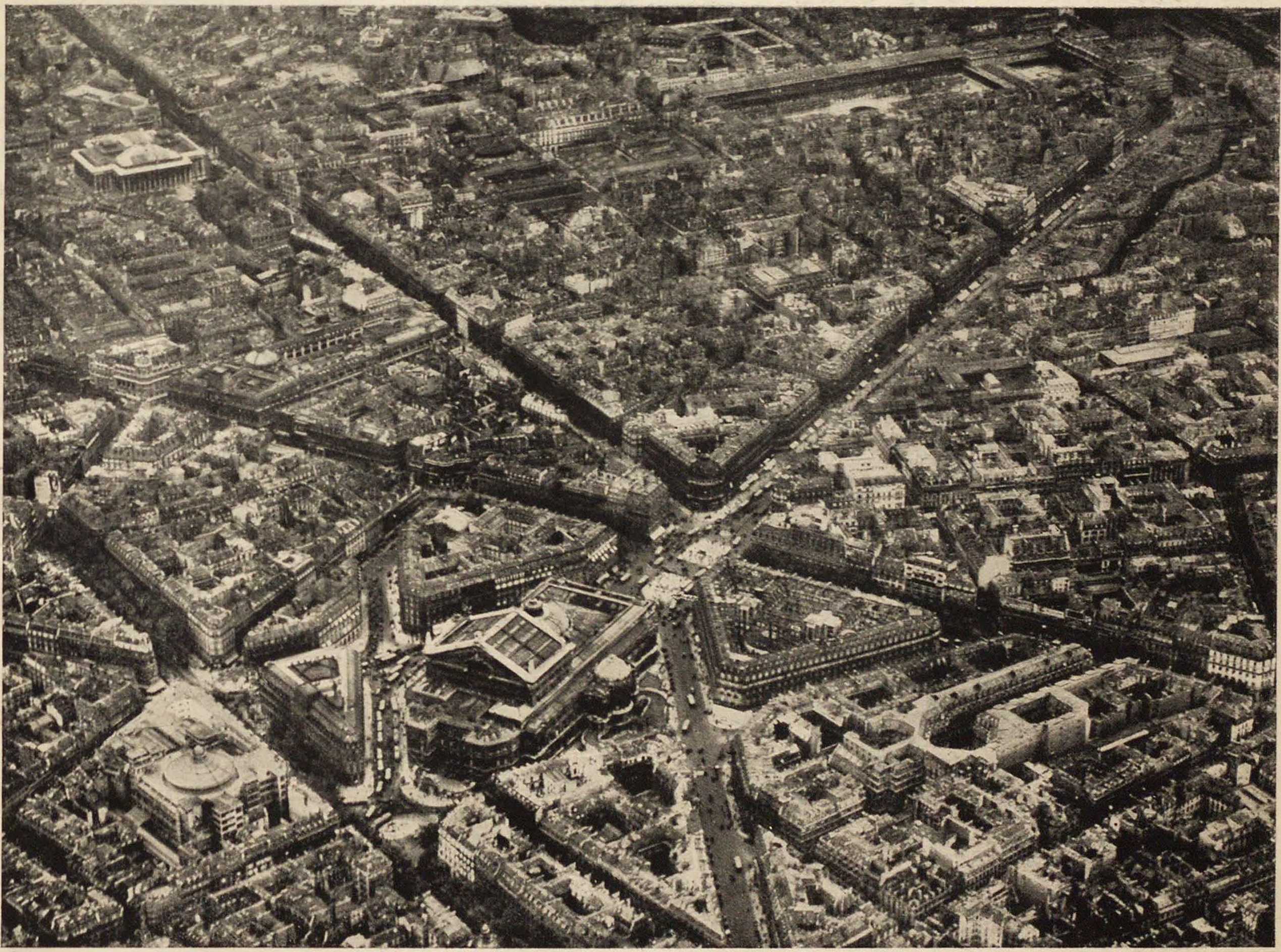 124. Большие бульвары, площадь и авеню Оперы (аэросъемка). Les Grands Boulevards, la place et l'avenue de l'Opéra