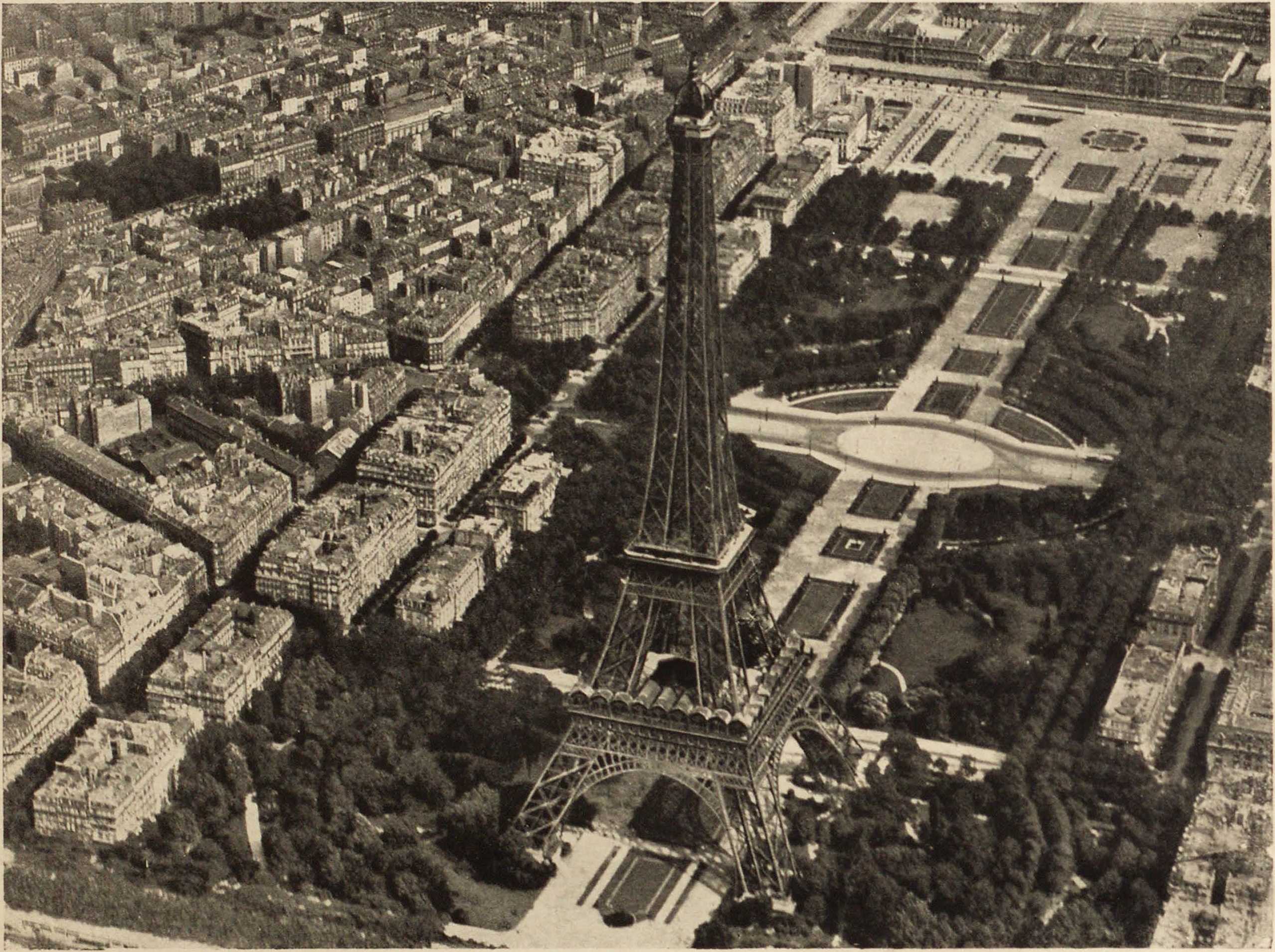129. Башня Эйфеля. Марсово поле (аэросъемка). La Tour Eiffel et le Champ de Mars