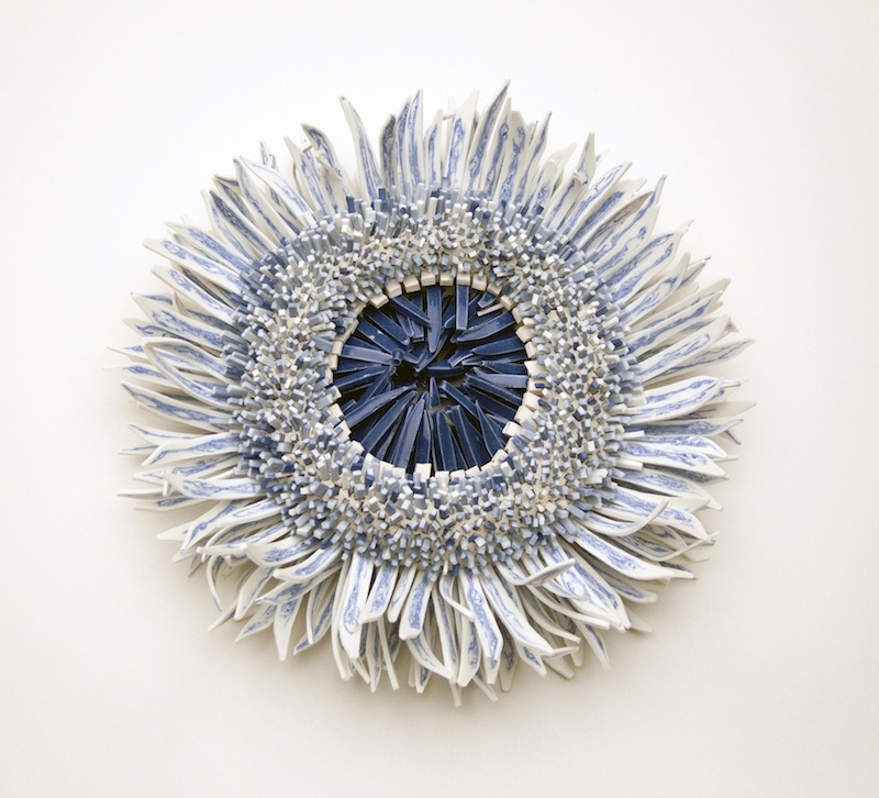 Blue&White porcelain shards flower. No.3, 2014. 8×22×22 см. Осколки фарфора, обожжённая глина.