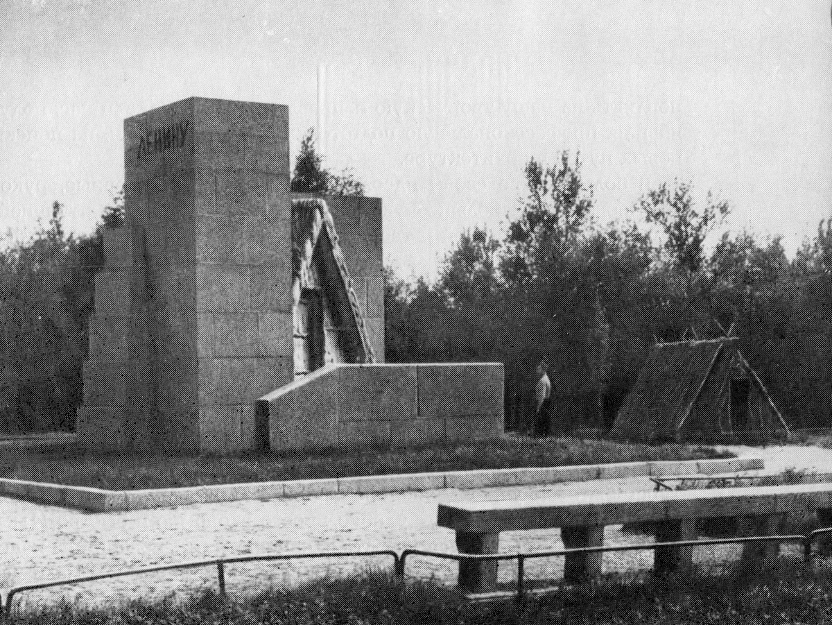 Общий вид поляны в Разливе с памятником-шалашом В. И. Ленина