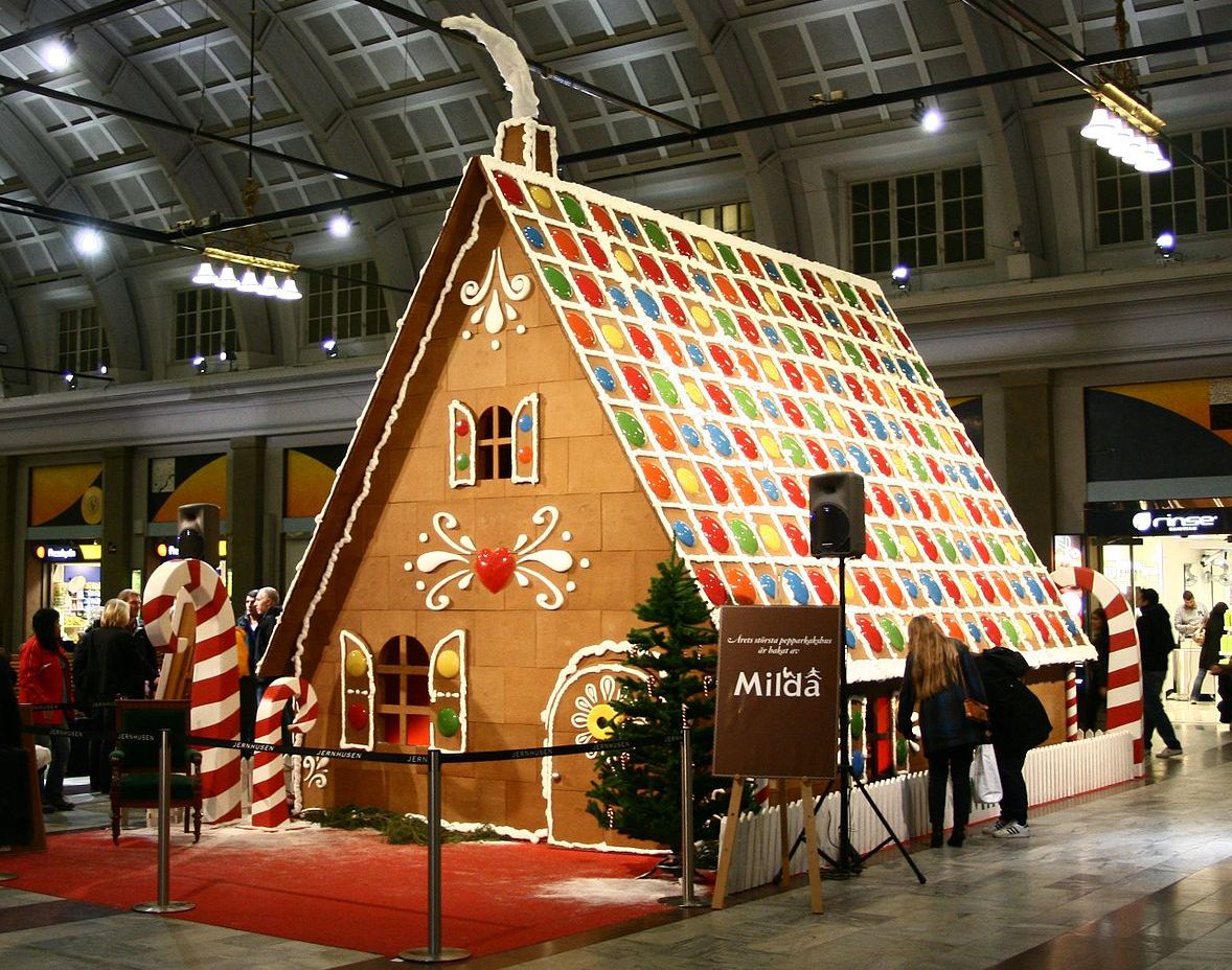 Полноразмерный пряничный домик, выставленный в Стокгольме в 2009 году