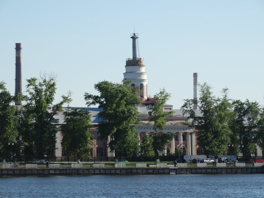 Главный корпус Ижевского оружейного завода. Вид с пруда