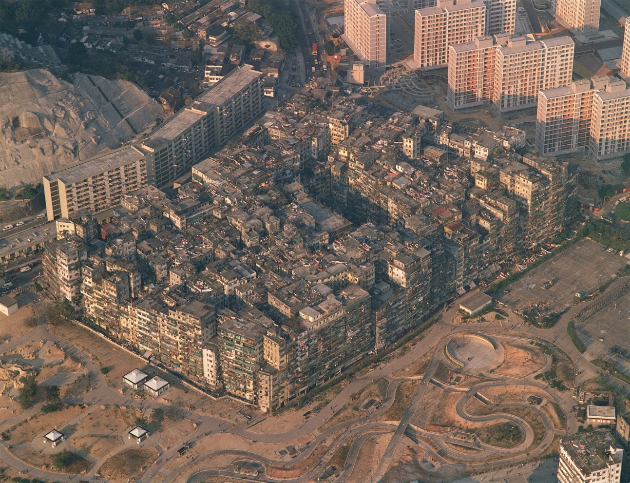 Город-крепость Коулун (англ. Kowloon Walled City). Вид с юго-запада. 1989. Фото: Ian Lambot