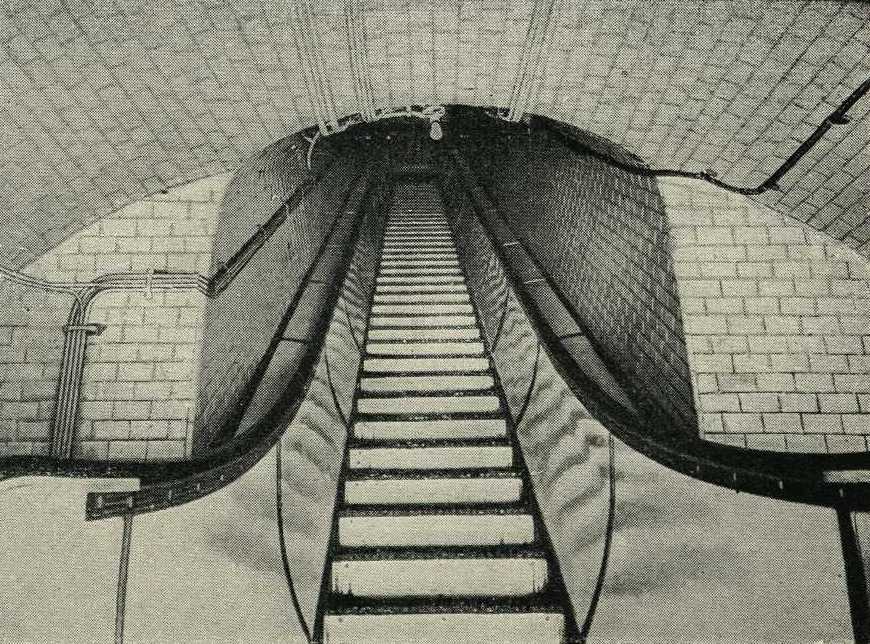 8. Париж. Эскалаторный тоннель (станция Монц)
