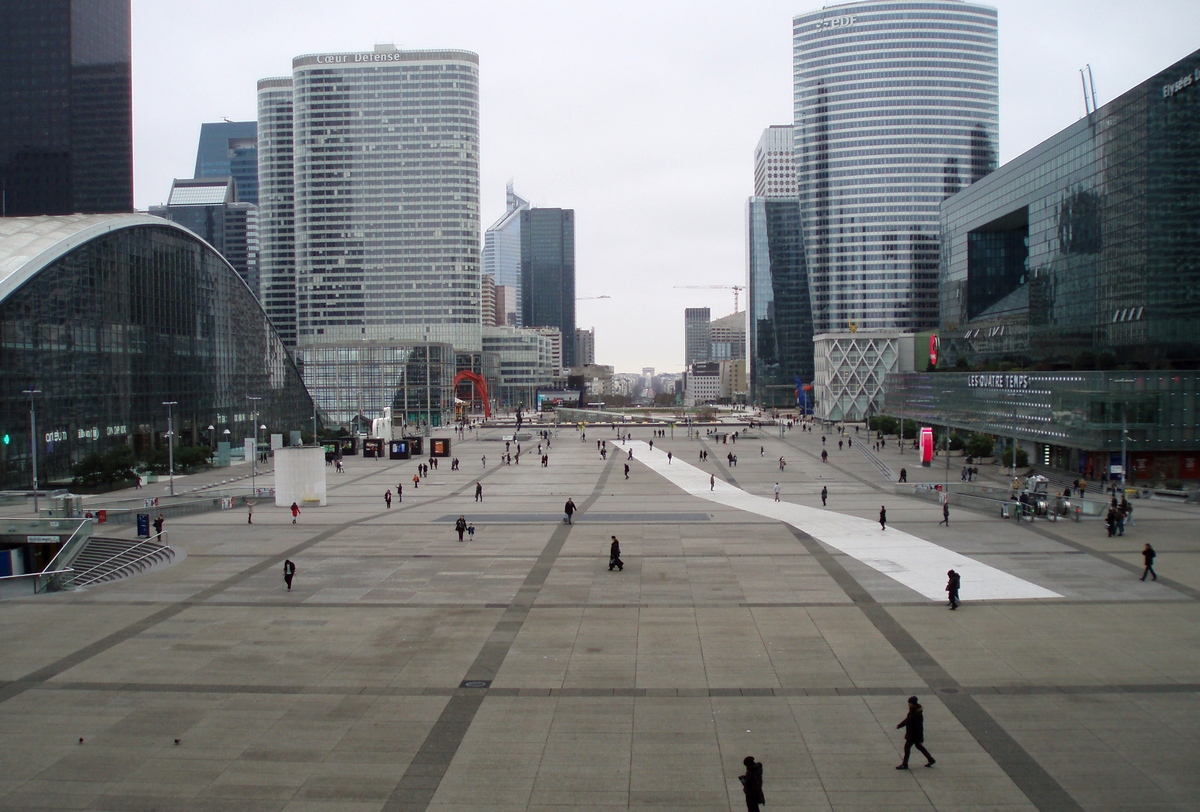 Эспланада La Défense в Париже