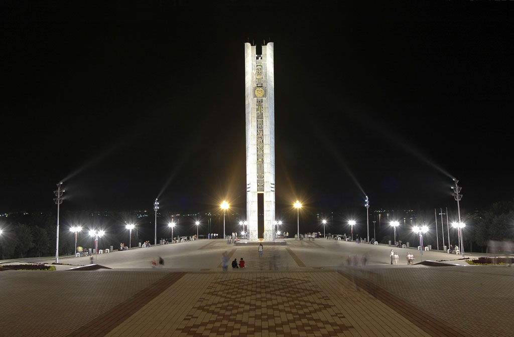 Монумент «Навеки с Россией», посвященный 400-летию добровольного присоединения Удмуртии к Российскому государству построен в 1972 году