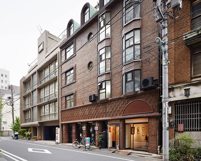 Магазин одной книги открылся 5 мая 2015 года. Он расположен на тихой улице торгового квартала Гиндза, на первом этаже дома Судзуки, построенного в 1929 году и входящего в список объектов исторического архитектурного наследия Токио.
