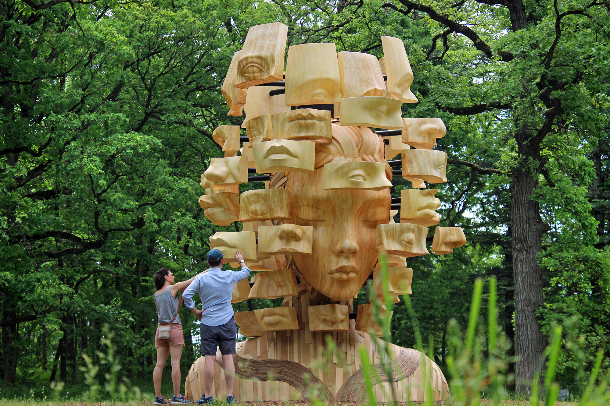 Скульптура Дэниела Поппера «Ощущающая» ("Sentient") в Дендрарии Мортона. Высота 5,5 метров. 2021 год. Источник изображения: The Morton Arboretum