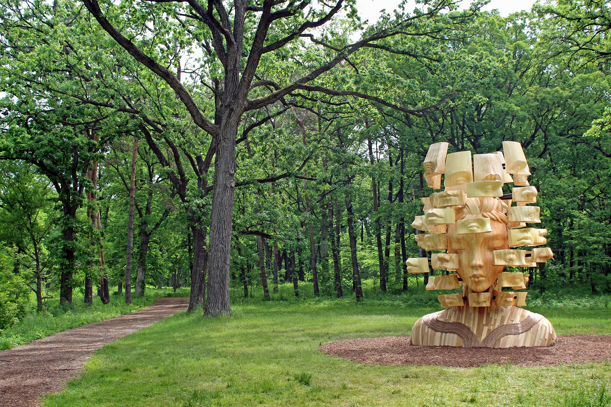 Скульптура Дэниела Поппера «Ощущающая» ("Sentient") в Дендрарии Мортона. Высота 5,5 метров. 2021 год. Источник изображения: The Morton Arboretum