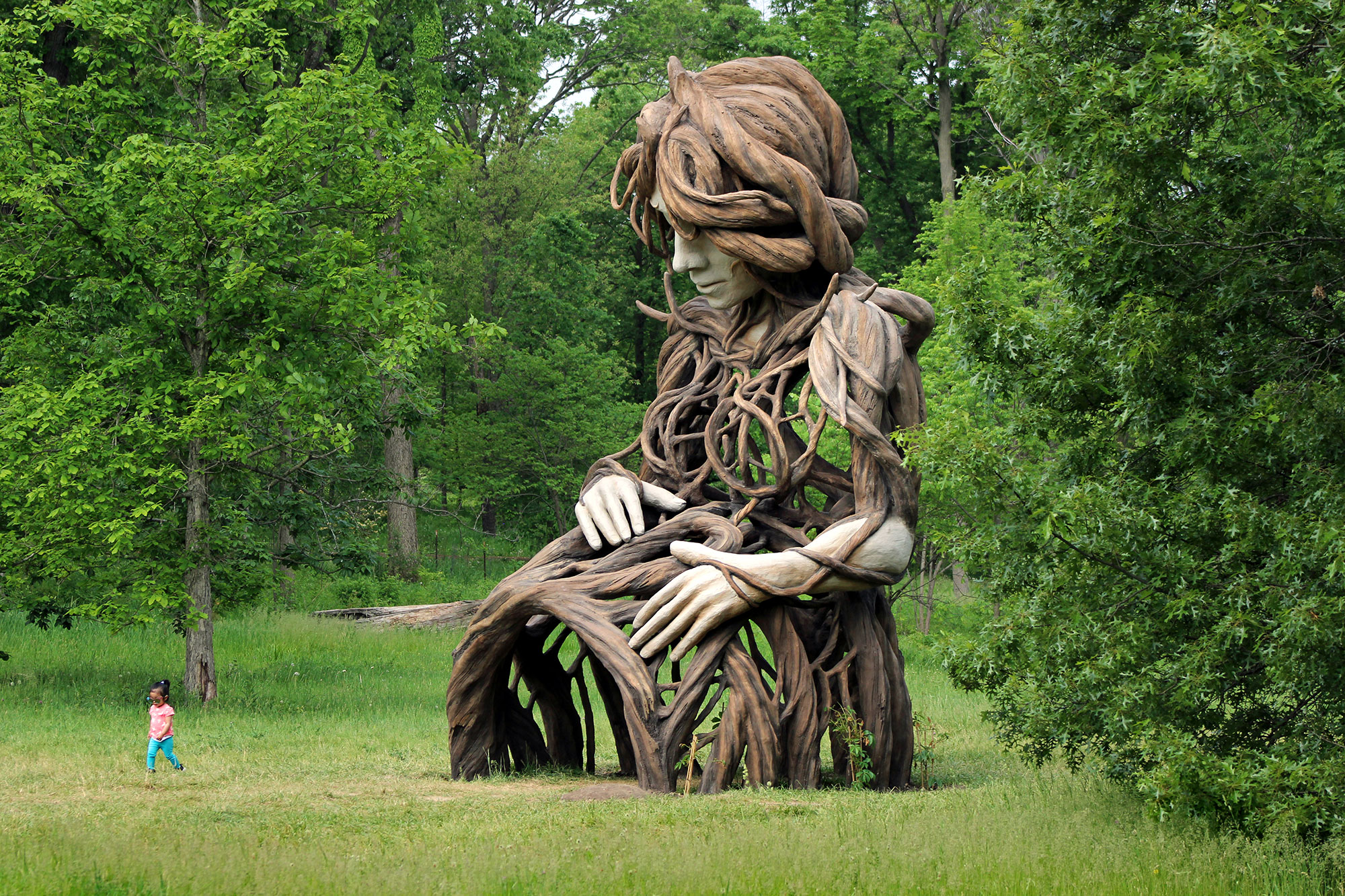 Скульптура Дэниела Поппера "UMI" (слово означает «жизнь» на суахили и «мать на арабском) в Дендрарии Мортона. Высота 6,1 метра. 2021 год. Источник изображения: The Morton Arboretum