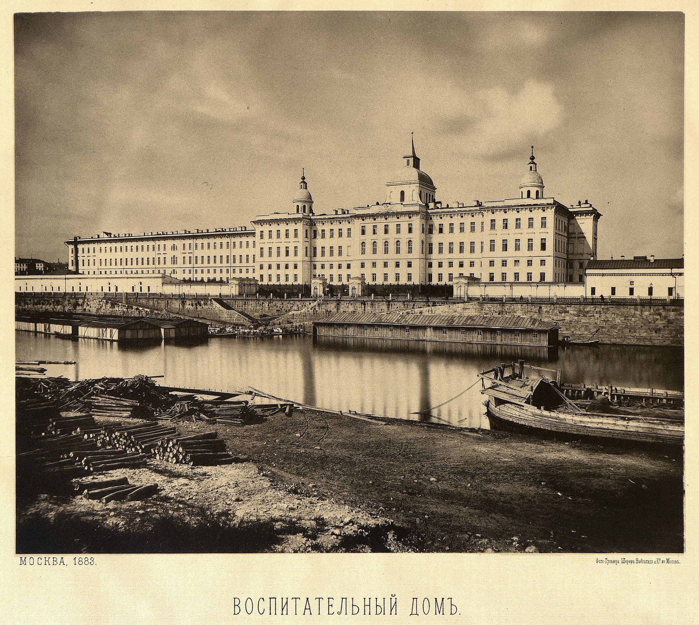 60) Воспитательный дом на берегу Москвы реки