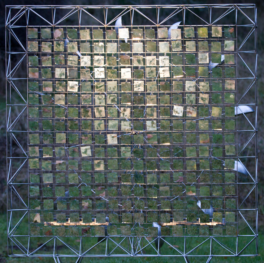 © Anthony Howe, 2012. My Father's Influence. Нержавеющая сталь, зеркала. 2,3 м в высоту × 2 м в ширину × 0,7 м в глубину. 256 зеркал, присоединённых к вращающему их механизму, расположенному позади.