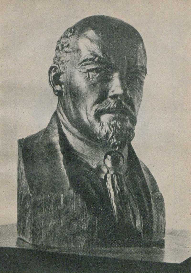 Бюст Ленина работы И. Ю. Лазарева. (Черное дерево)