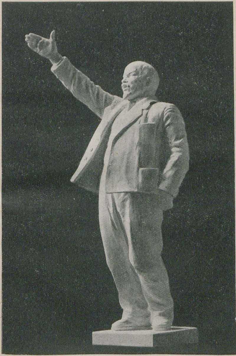 Статуя Ленина работы В. Козлова. (Памятник, поставленный в Управлении Сев.-Зап. ж. д.)
