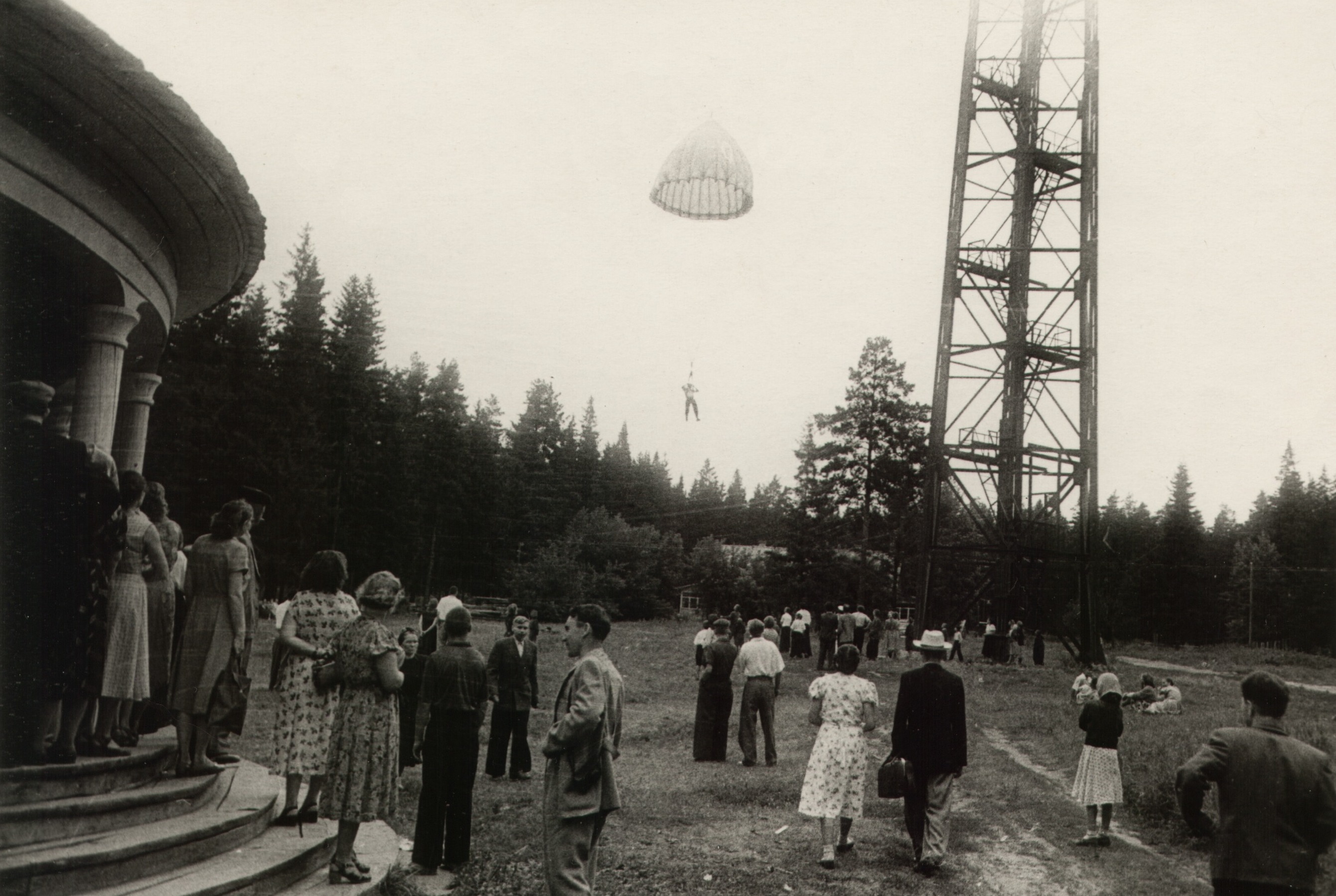 Парк культуры и отдыха имени С. М. Кирова в Ижевске. 1935 г. в парке открылась первая в УАССР парашютная вышка
