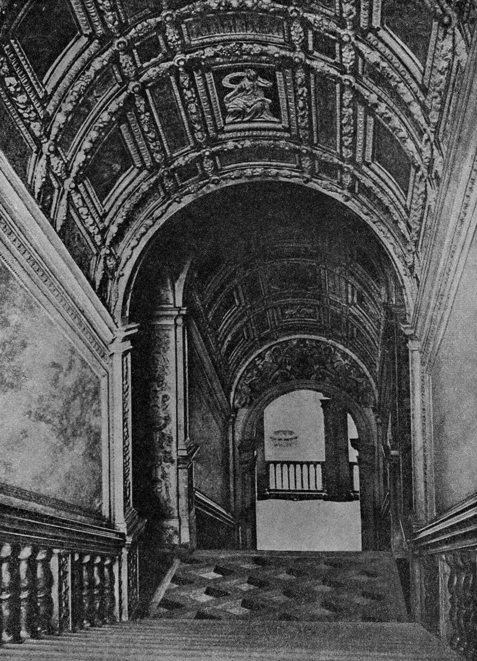 Рис. 2. Кессонный свод «золотой лестницы» во дворце Дожей (Венеция)