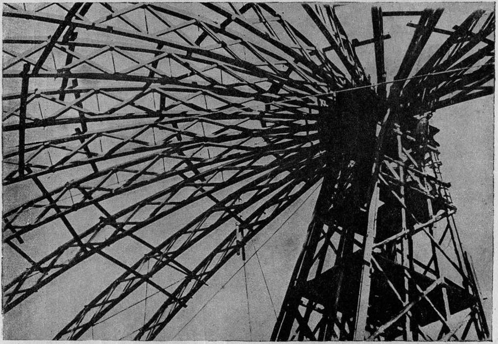 Рис. 40. Деревянный арочно-каркасный купол цирка в Саратове (1930 г.)