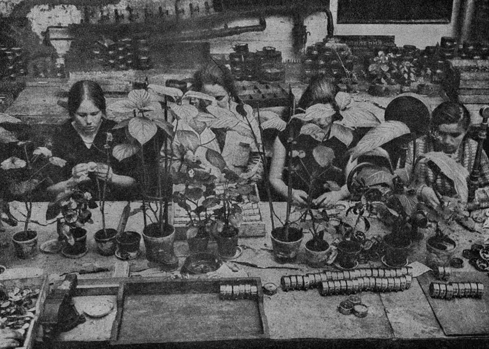 Рис. 9. Озеленение завода «Манометр» в Москве (1932 г.). Отрицательный пример установки цветов на рабочих столах