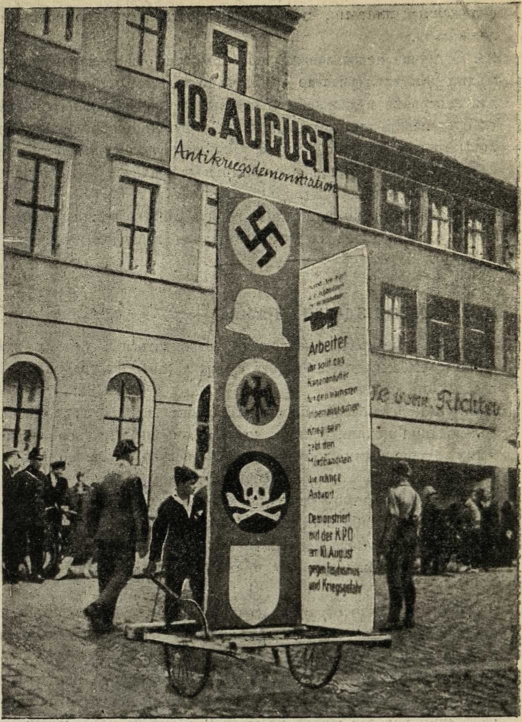 Агитпроп-тележка на противовоенной демонстрации 1930 г. Коллективная работа ячейки коммунистической партии Баухауз, Дессау